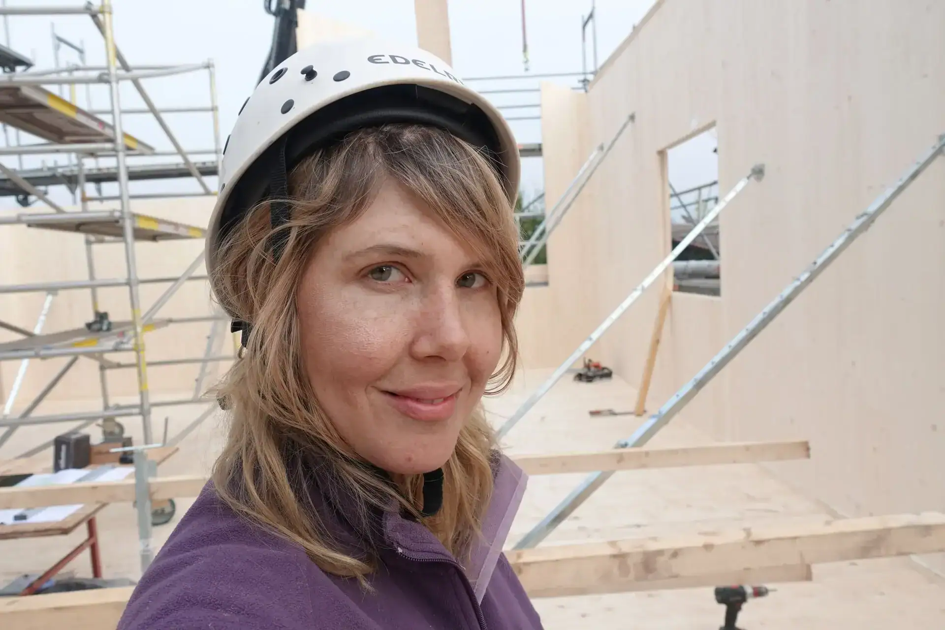 Corinne Sutter beim Bau des Art House Projekts